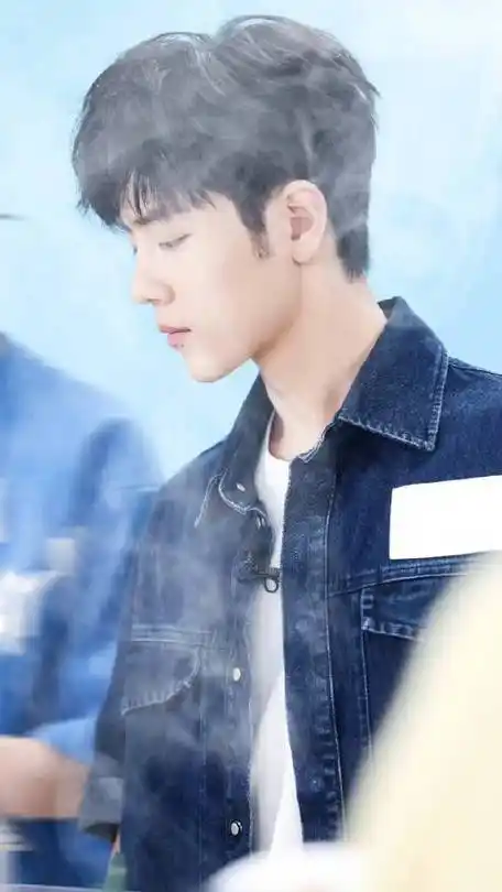 肖战纯白u领t恤##日常见肖战