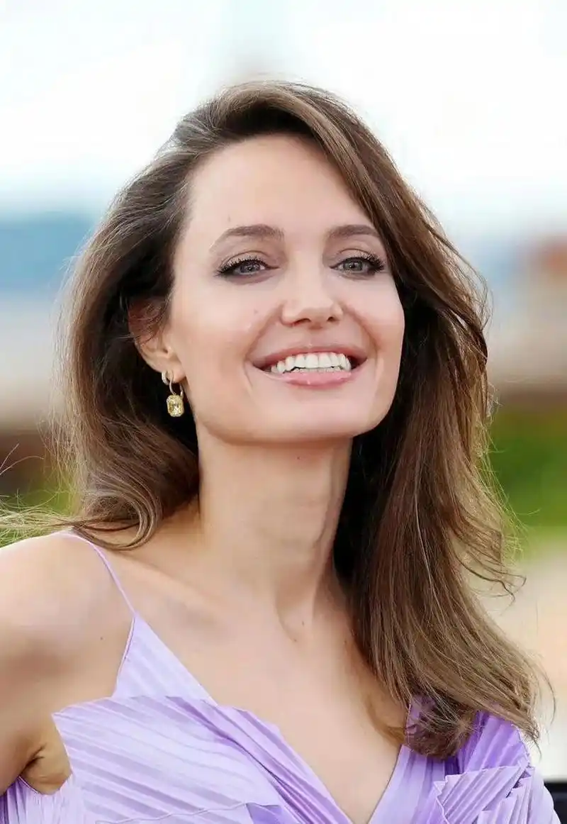 朱莉～大嘴美女