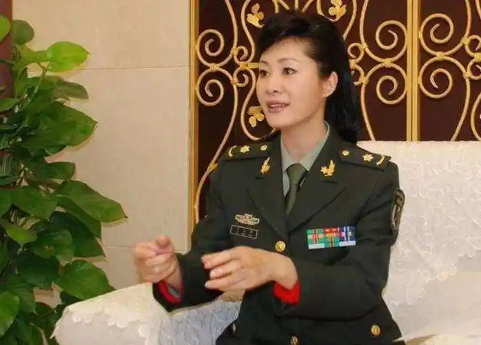 有军衔的明星:闫妮不知道自己级别,潘长江有大将风范_军人_军队_网友
