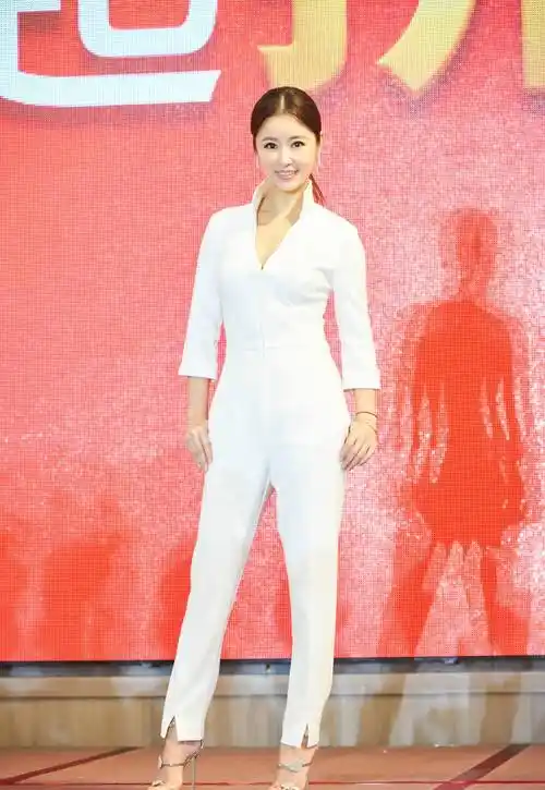 林心如高跟鞋面"贴金",豪门阔太熟妇气质倍增,略微发福不显老