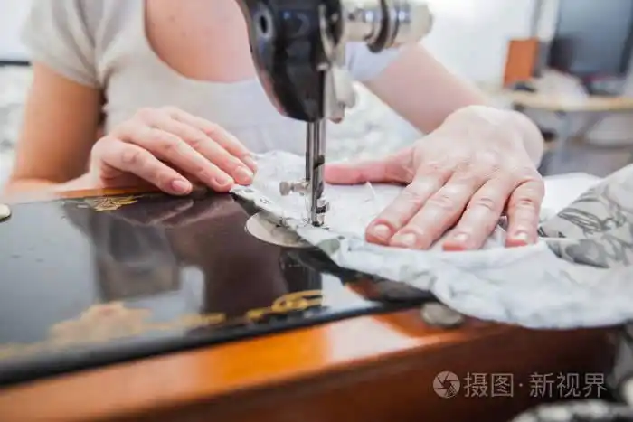 女裁缝用复古缝纫机在家做衣服