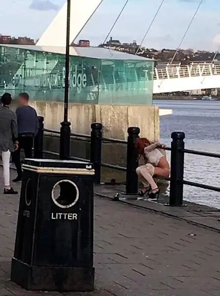 英女子复活节河里小便引众人围观议论