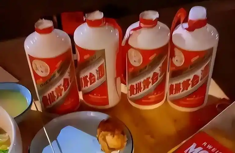 广州街边3人吃夜宵,喝4瓶茅台,喝完砸烂瓶口,老板:遇上行家了_酒瓶