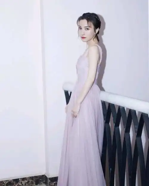 粉色的裙子很显气质,也凸显出白皙肌肤,符合吴昕的身材和年龄,穿出了