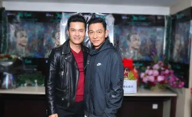 运动是天然的护肤品,难怪63岁的吕良伟像36岁,但他还靠这个动作