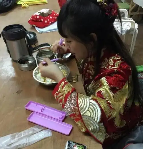 杨紫拍戏现场吃饭照片曝光,端盆吃大杂烩,网友:难怪这么胖了!