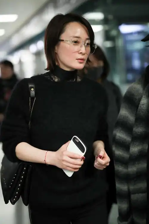 蒋勤勤"心机"好重,素颜穿黑色毛衣配蕾丝内搭,一转身成亮点