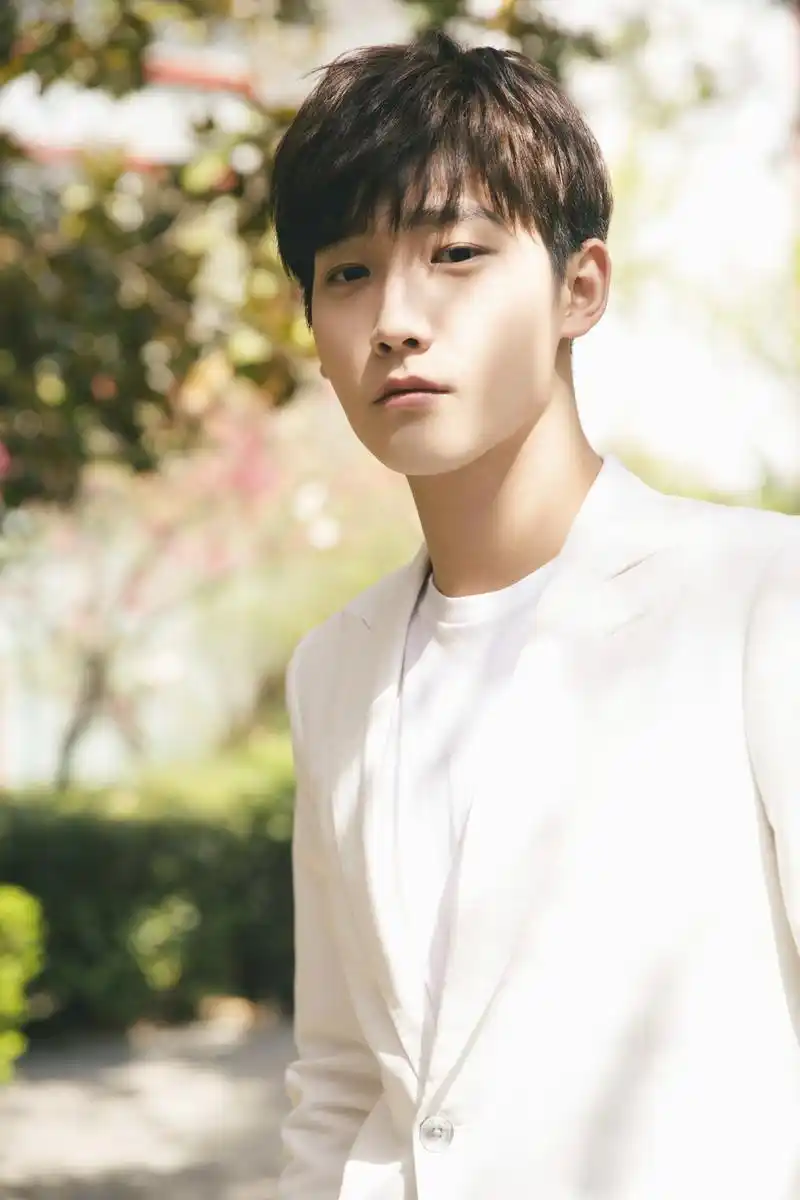 邢昭林春日写真曝光清俊儒雅温暖少年