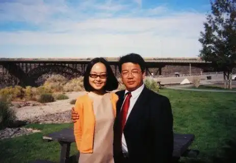 47岁陈鲁豫两任丈夫,被外国老公家暴分手,回国与初恋男友结婚