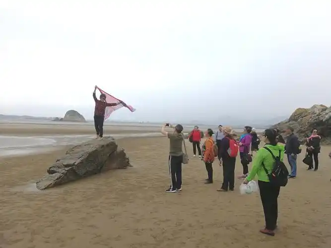 大妈优美的造型引来不少围观