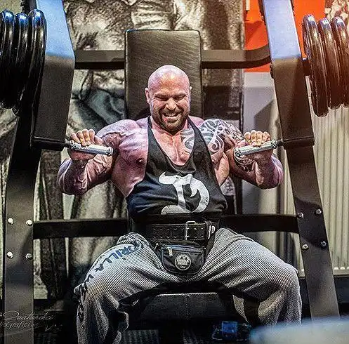 240斤的挪威巨兽,每天摄入6000卡热量,还要吃3公斤牛肉|肌肉|健美