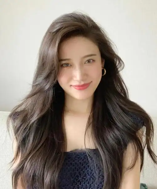 皮肤暗黄染什么颜色头发显皮肤白(适合黄皮染的三种发色)-四五百科