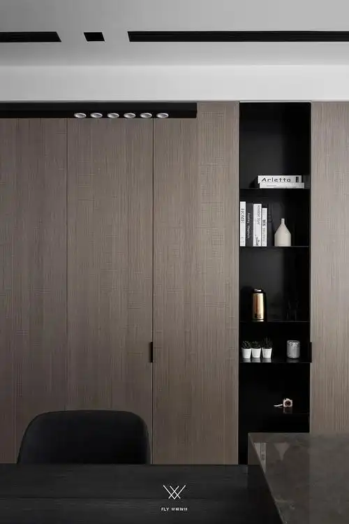 烤漆白色的柜门跟洗衣房的隐形门连成一体,黑色的钢板柜,线条感十足.