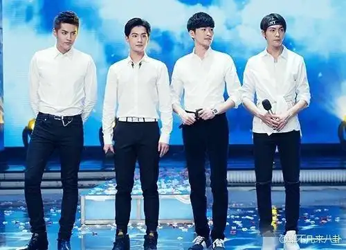 高个的自我修养:吴亦凡合照从来不站直