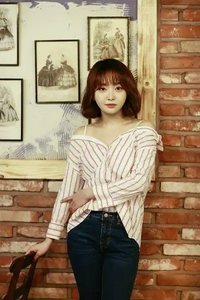 原名裴振英(         ),1993年2月19日出生于韩国,韩国女歌手