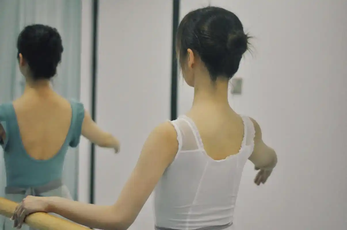 舞蹈课堂随拍 #芭蕾女孩  #背影 #因为热爱所以坚持 # - 抖音