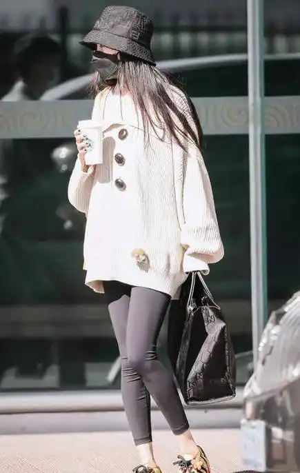 原创杨幂穿针织衫配紧身裤亮黄单肩包和运动鞋点缀细长腿十分吸睛