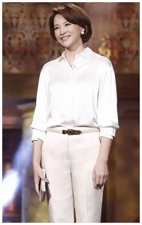 原创董卿素颜状态简直了穿印花连衣裙配小白鞋波波头发型像大学生