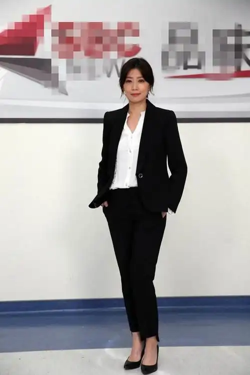 贾静雯真不服老,穿黑色西装裙配印花丝袜,45岁依然美若少女