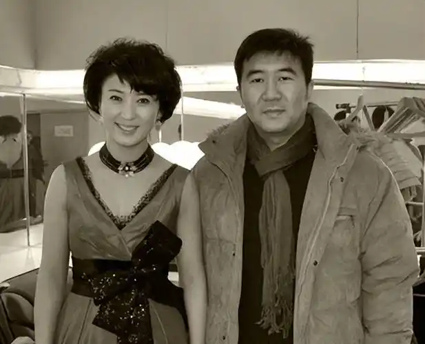 还在闫学晶和林越婚姻甜蜜时,他们就和马明东相识了,三人都是好朋友