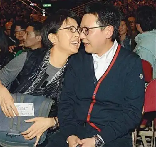 关菊英与同性伴侣现身机场女友悉心照顾两人相伴十多年