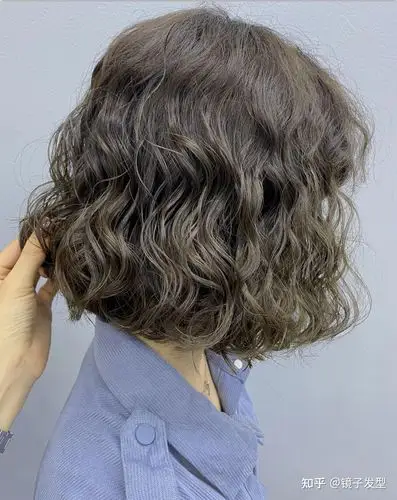 全都烫卷的发型 ,蓬松洋气十分的显发量 ,很适合头发细软发量少的女性