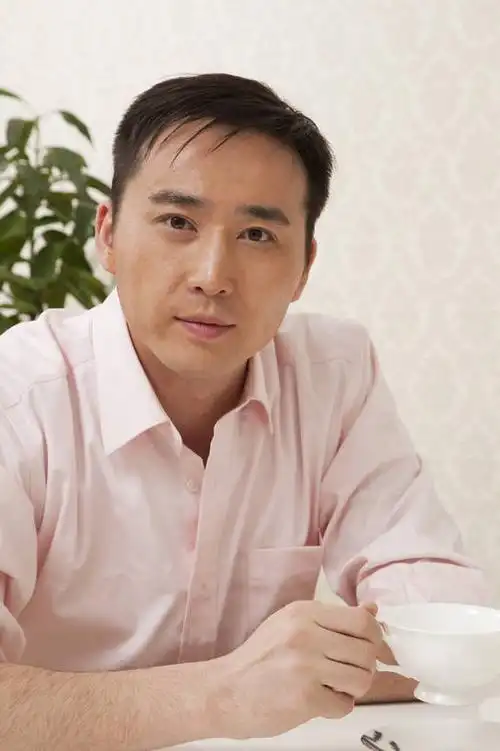 东方人,中年人,头发,一个人,家庭,丈夫,客厅,笑,竖图,彩色,室内,正面,