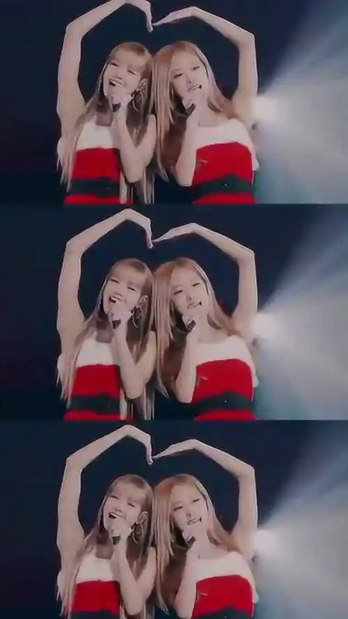 lisa抱着rose唱圣诞歌画面一片和谐