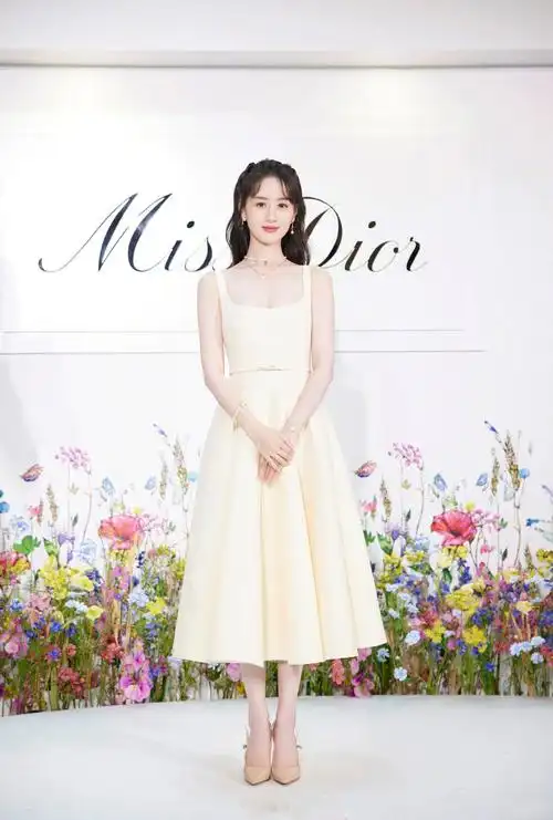 袁冰妍身穿鹅黄色吊带连衣裙出席活动于海边绽放迷人笑颜