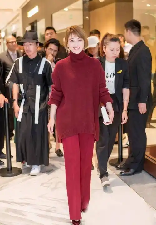 梅婷换发型年轻不止10岁,高领毛衣配直筒裤优雅时髦,气质惊艳_风格