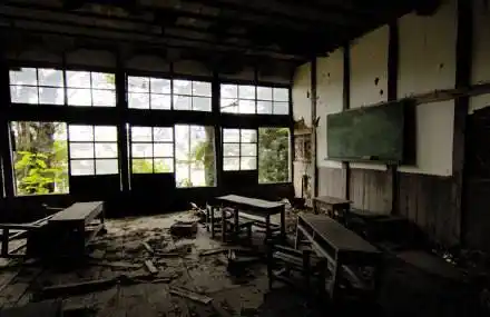 日本的一些已被废弃的学校,特别有感觉,满脑子都是恐怖
