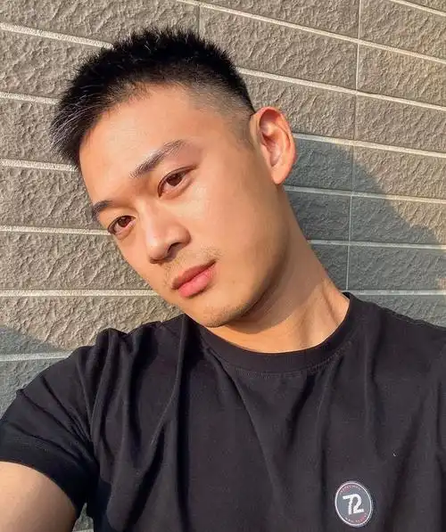 夏天不烫不染的男生发型有什么好推荐