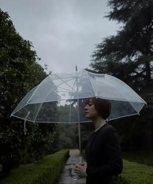 孙俪罕见拍大片不硬凹造型霸屏照样美到爆阴天氛围下太高级啦