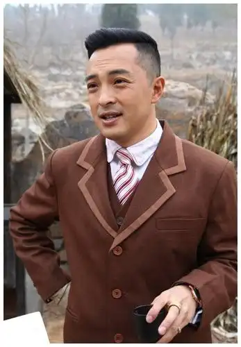 影帝富大龙穷困潦倒,一顿只吃一个肉夹馍,买不起房子还要送外卖