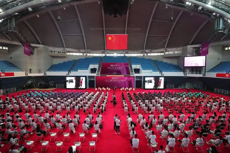 清华大学本科今迎开学典礼,校长邱勇当众"点名"俩新生