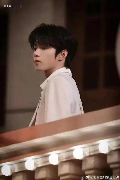 我在疯狂存今晚刘耀文的饭拍,照片是如此直观传递出颜值的力量