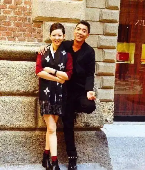 屠洪刚全家近照,三婚妻子十分漂亮,而前妻方舒却艰难度日-欢子娱乐