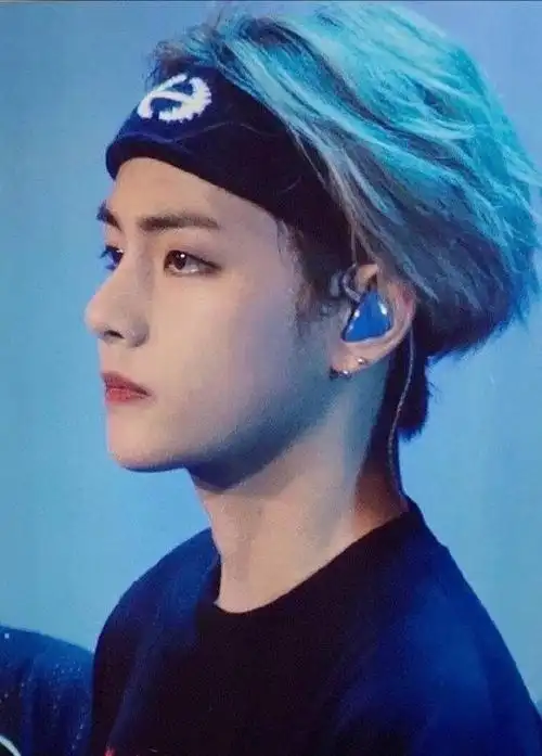 bts金泰亨 被蓝发惊艳到了.