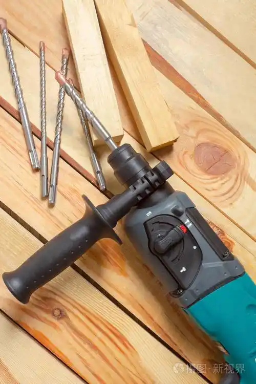电锤钻躺在木桌上