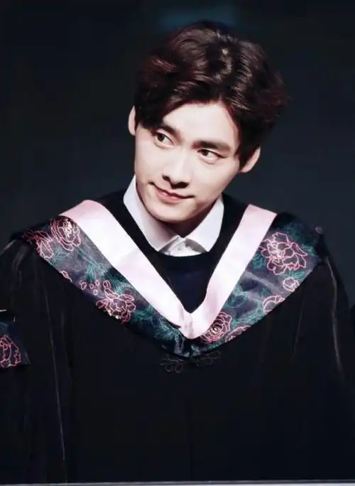 最美学士服大赛 国民校草李易峰绝美学士服照分享