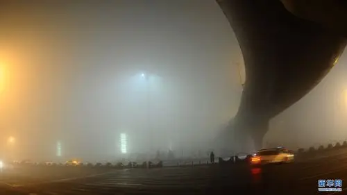 图片直击浓雾"漫城":大雾红色预警连续拉响 (12)