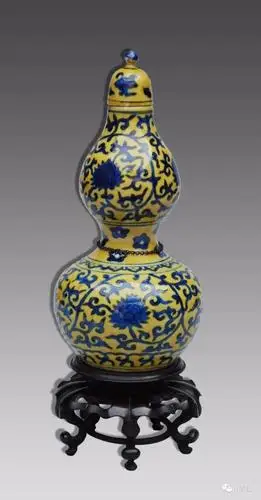 黄釉青花葫芦瓶明嘉靖(公元1522-1566年)