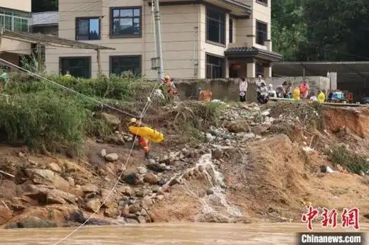 6月19日,福建省龙岩市上杭县,森林消防救援人员用绳索转移受困者.