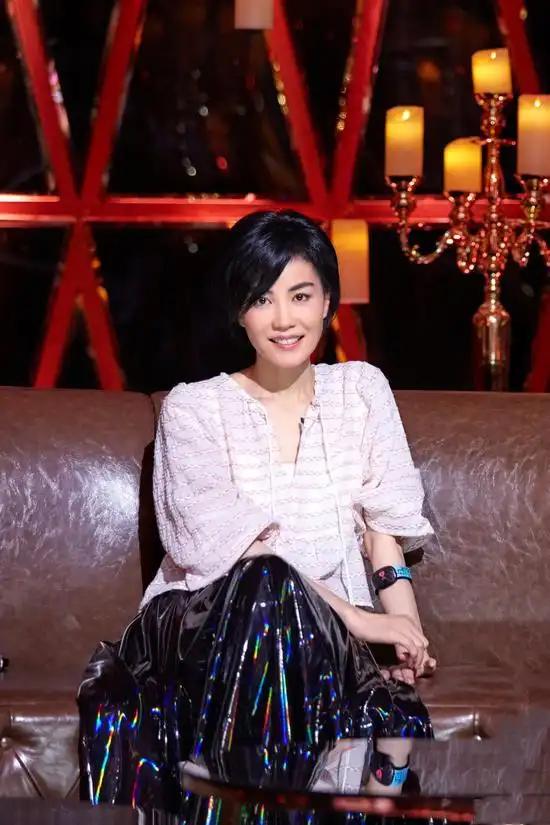 王菲把自己穿成谢霆锋!长裤配短发帅气逼人,二人越来越有夫妻相