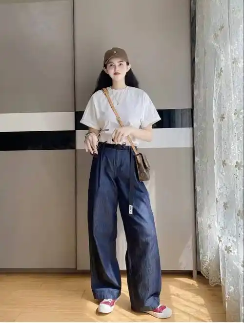 原创蓝色阔腿牛仔裤配什么颜色的上衣好看