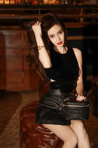 angelababy真是最美辣妈黑色暗花吊带配短裙酷炫霸气真美