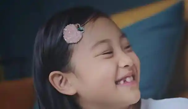 李小璐晒女儿甜馨近况,眉眼和贾乃亮越来越像,肤色却成了个谜_女孩