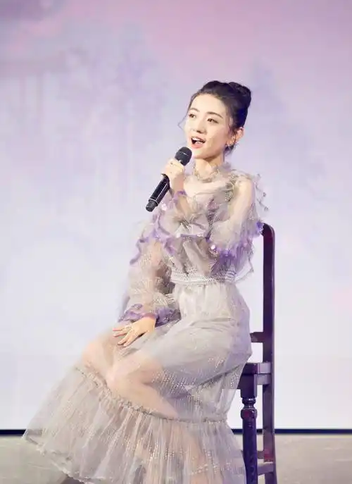 穿越剧女主的标配,女神颜与活力范并存,梁洁的时尚感也不输阵_气息