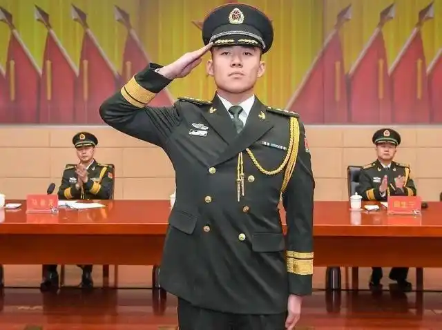 下图:07式陆军礼服为松枝绿色07式军礼服和常服相比,采用双排扣设计