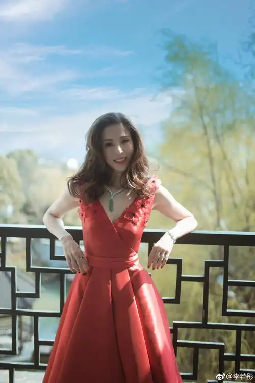 原创45岁李若彤晒红裙照网友终于像个明星了